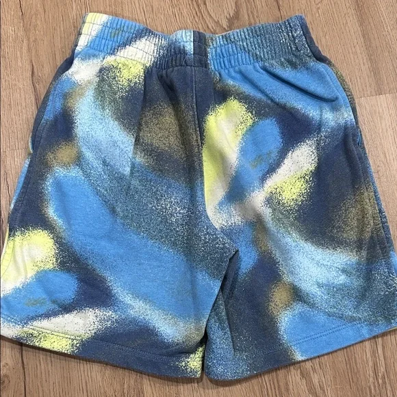 Nike Light Blue and Yellow Graphic Tee and Shorts - Picture 6 of 6